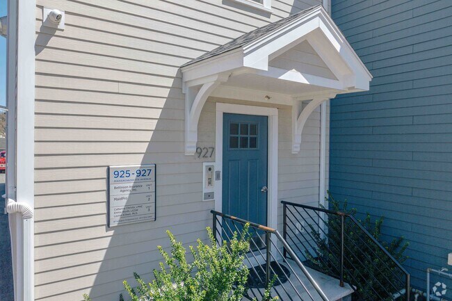 Entrada del edificio - 927 Massachusetts Ave