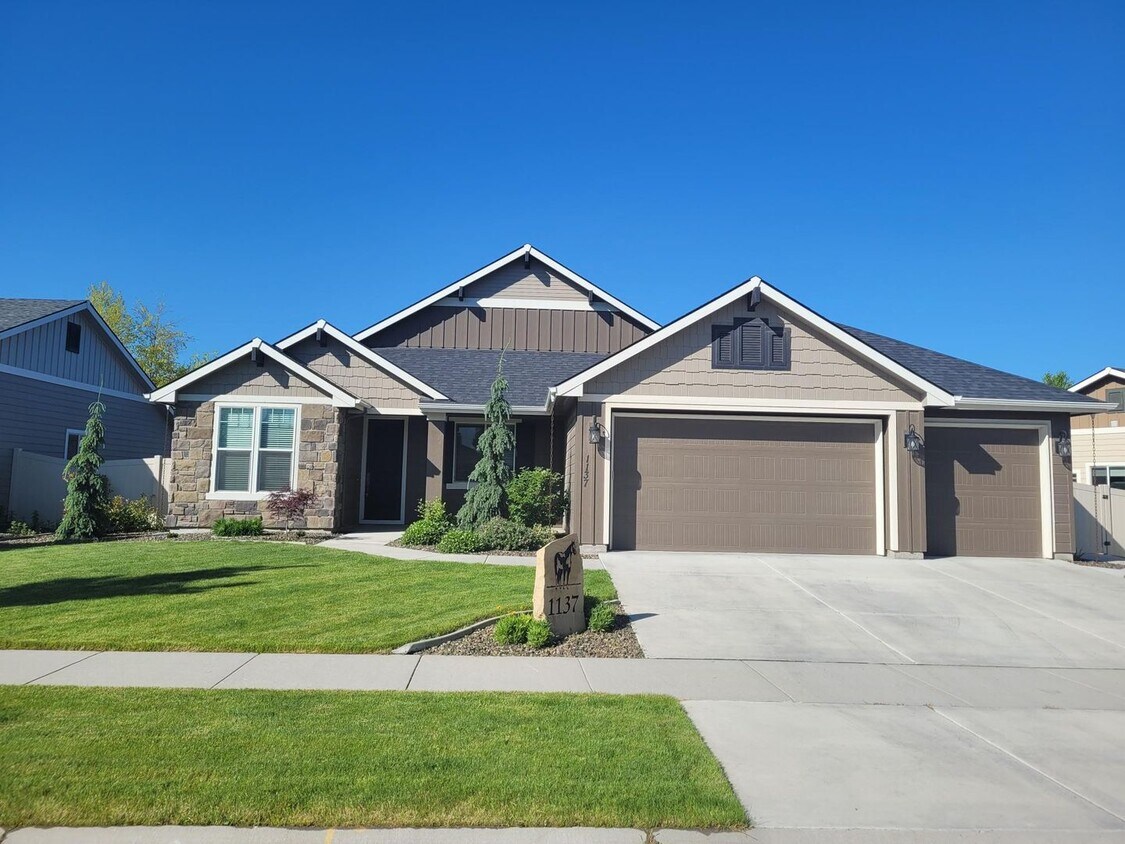 Primary Photo - Outstanding Home in Beautiful Neighborhood!