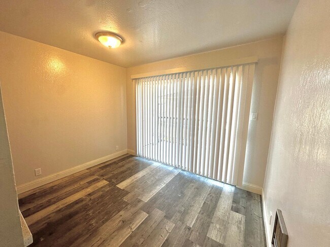 Building Photo - Beautiful 3 Bedroom 2 Bath Condo in Desira...