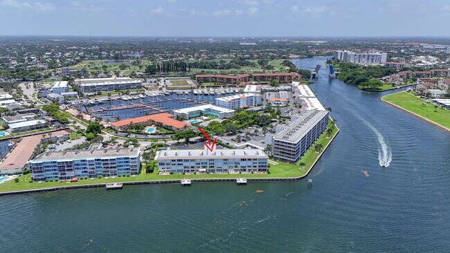 Foto del edificio - 52 Yacht Club Dr