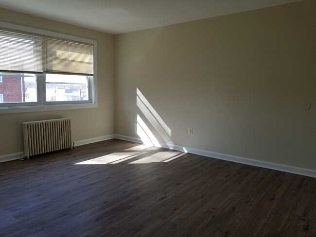 Living room has large windows - 4909 Ayers Pl SE