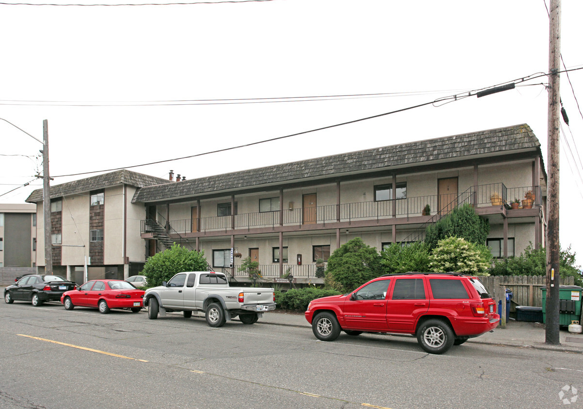 Primary Photo - Beachcomber Apartments