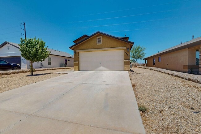 Building Photo - Two story 3 bedroom 2.5 bath in Santa Tere...