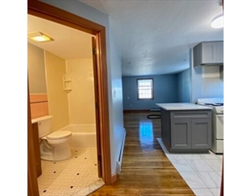 Primary Photo - 33 Holmes St