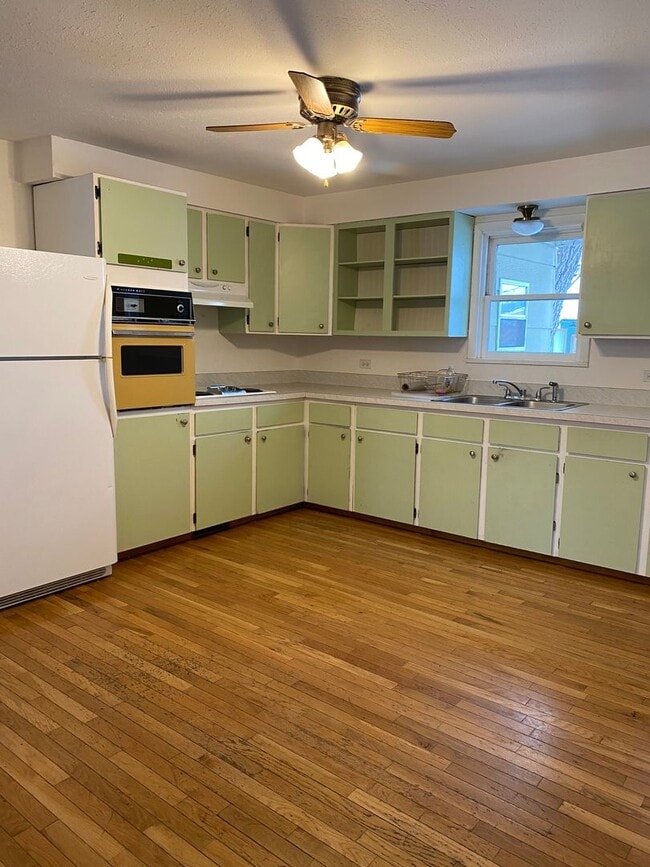 Building Photo - Pet-friendly 2 bedroom house available now