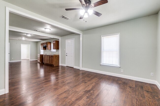 Building Photo - *FREE FIRST MONTH'S RENT/GRATIS PRIMER MES...