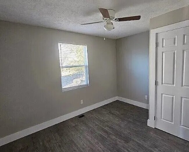 Foto del edificio - 207 Hidell Rd