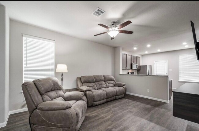 Building Photo - 17542 Holroyd Rd