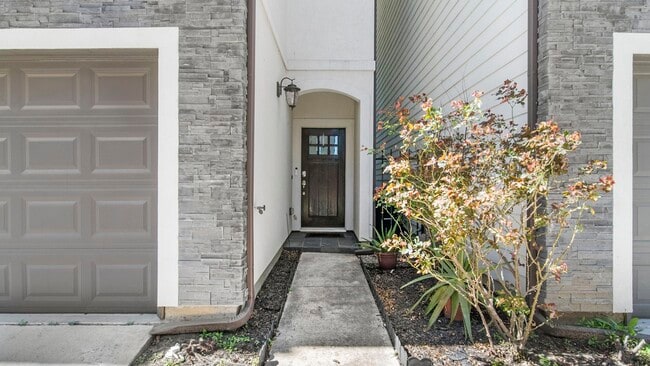 Building Photo - 833 Wakefield Dr