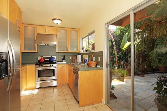 Building Photo - 609 N Doheny Dr