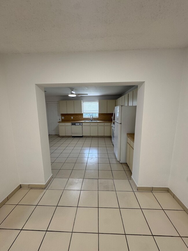 Building Photo - 300 E 37th St