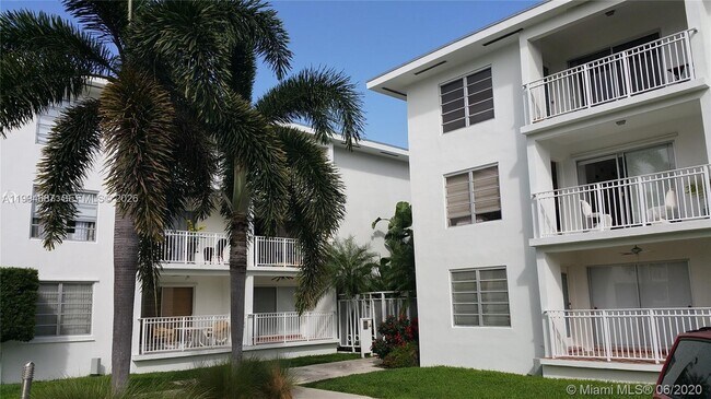 Foto del edificio - 1631 NE 114th St
