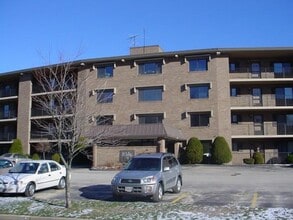 Building Photo - 650 E Greenwich Ave