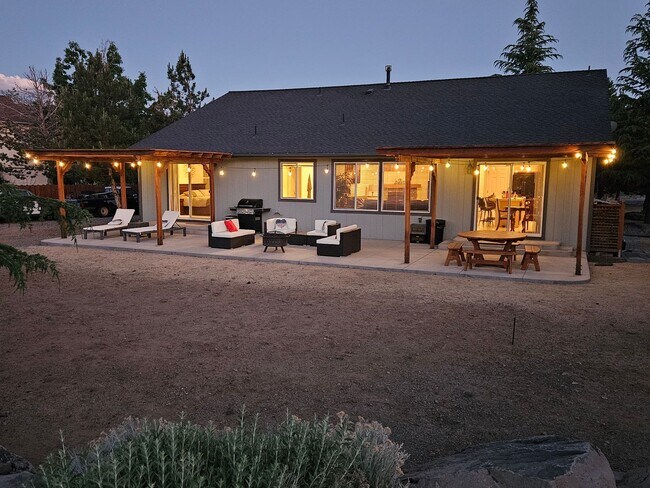 Building Photo - AMAZING FULLY FURNISHED 3 Bed / 2.5 Bath h...