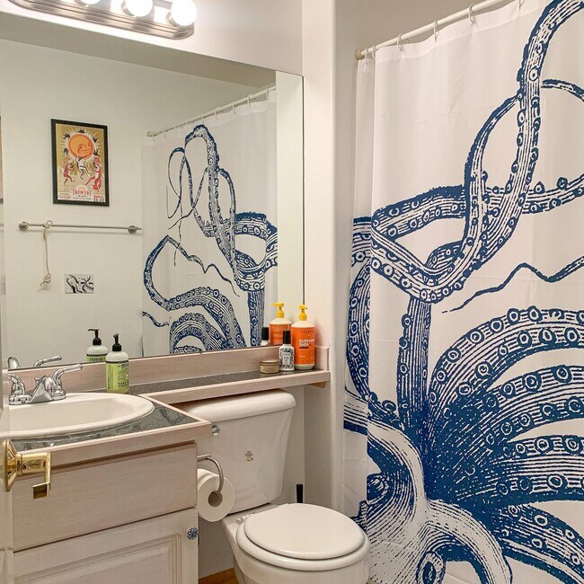 Foto del edificio - Fremont townhouse in prime location!!!