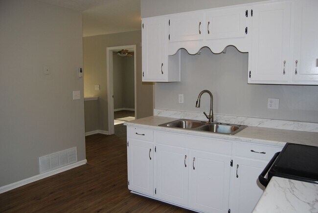 Foto del edificio - 811 Cedarcrest Dr