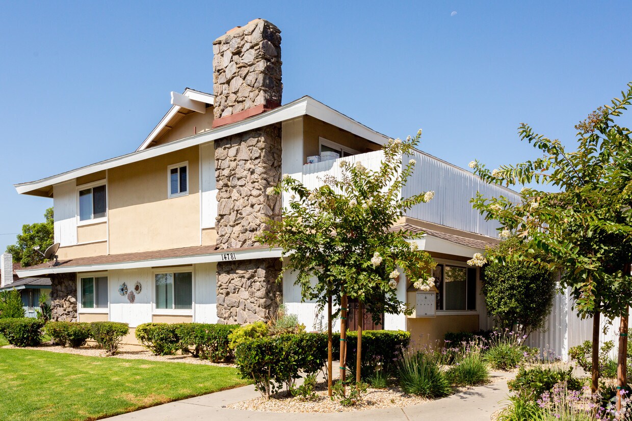 Foto principal - 14771-14781 Newport Ave