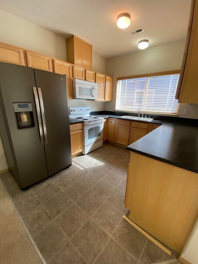 Foto del edificio - No Mower Needed! Great Townhome In A Beautifully HOA Maintained Community