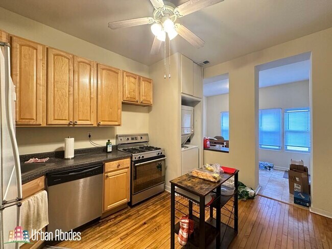 Building Photo - 852 W Buckingham Pl