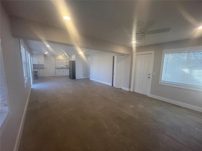 Building Photo - 322 Lasayette Dr NE