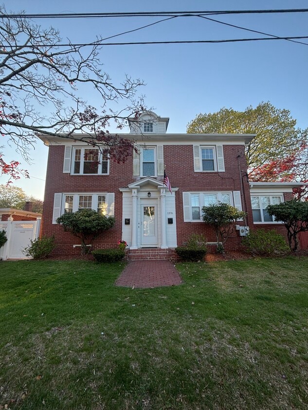 Primary Photo - 1376 Smith St