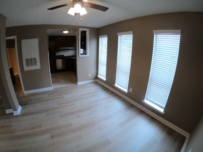 Building Photo - 404 Manuel Dr