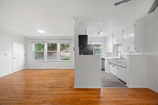 Building Photo - 2001 Beachwood Dr