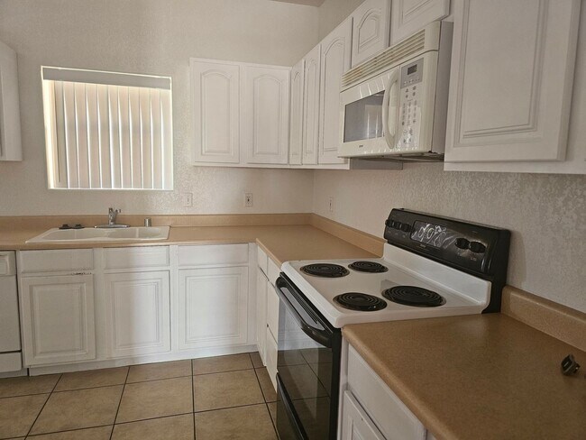 Foto del edificio - 2299 Shorewood Dr