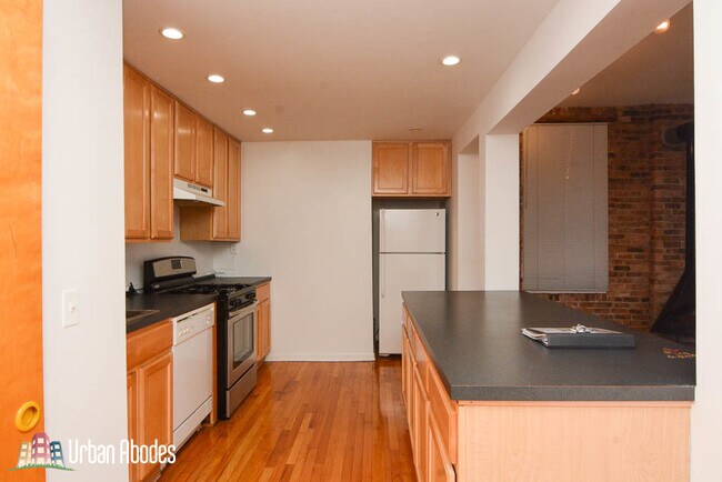 Building Photo - 2129 N Southport Ave