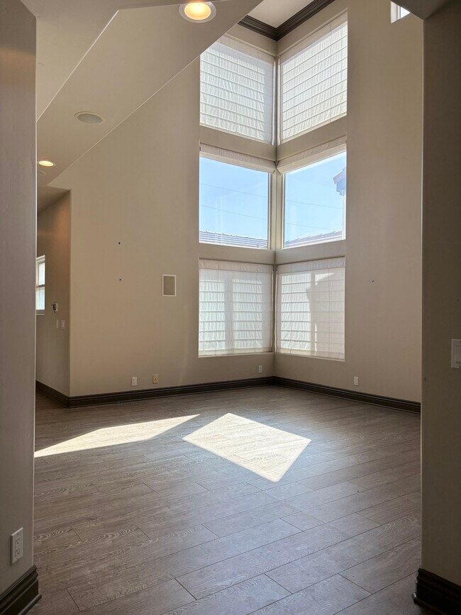 Building Photo - 308 2nd St