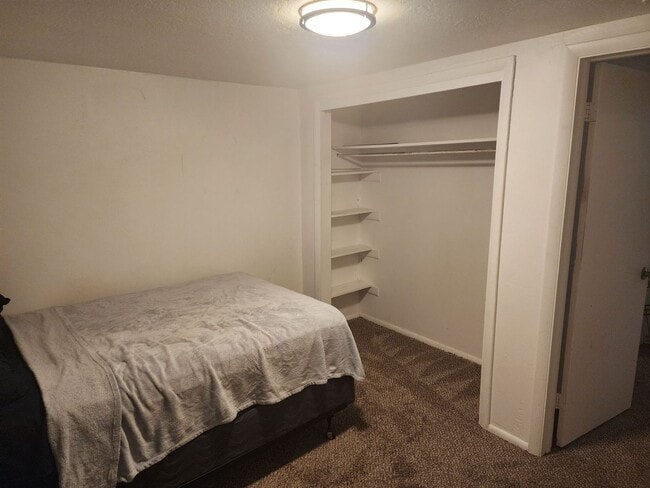 Building Photo - Charming private room
