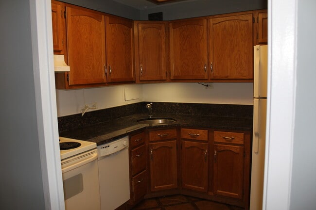 Building Photo - 555 W Cornelia Ave