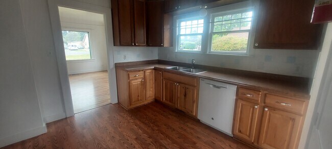 Kitchen looking into front room - 2827 Cottonwood Ave
