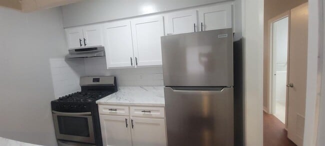 Building Photo - 608 W 51st St