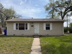 Building Photo - 1401 N Eisenhower Dr