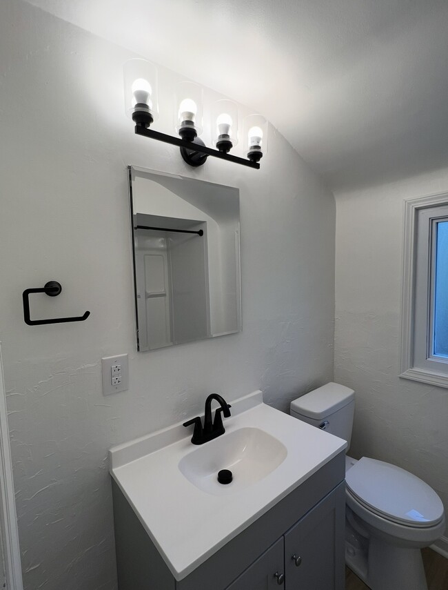 Building Photo - 5644 Valleyview Dr