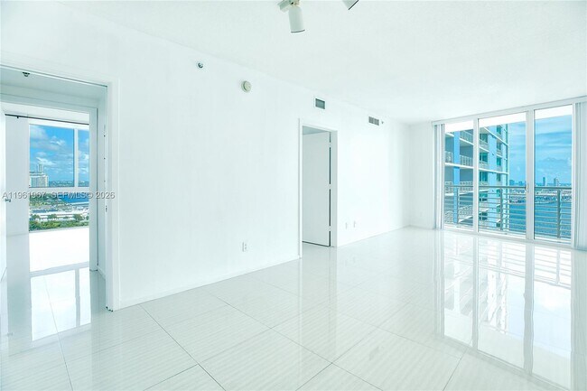 Foto del edificio - 325 S Biscayne Blvd