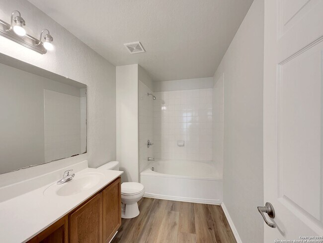 Foto del edificio - Charming 3 Bedroom 2 Bath home in Northeast Crossing.