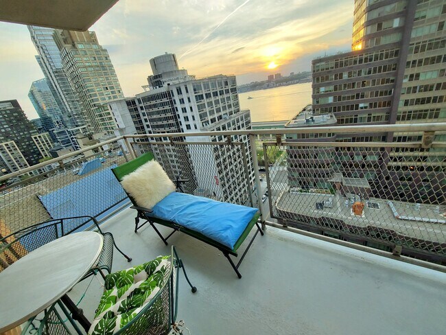 Foto del edificio - 303 W 66th St