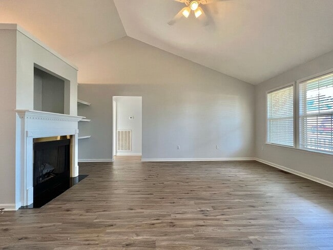 Foto del edificio - 4 Bedroom, 2 Bath Home w/ Fenced Backyard ...