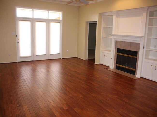 Foto del edificio - Spacious Home Located Within The Vicinity Of Nearby Park, Restaurants, Shopping Mall & S. Loop 289!