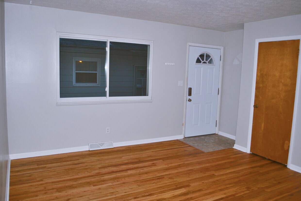 423 Baldwin Rd, Akron, OH 44312 Townhouse for Rent in Akron, OH