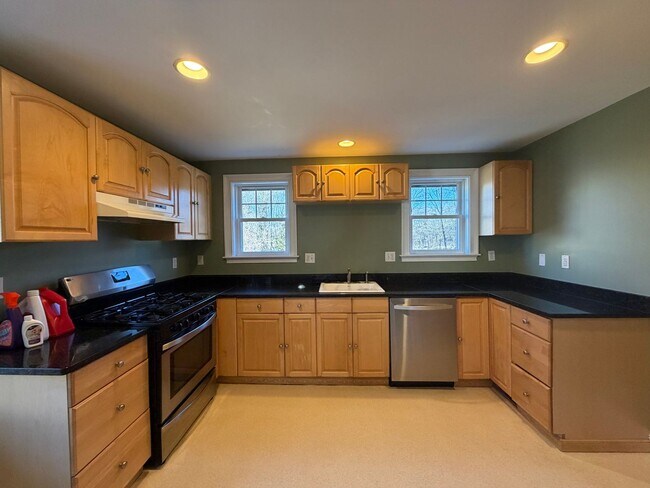 Foto del edificio - Move-In Ready Townhouse in North Billerica – Unbeatable Transit Access!