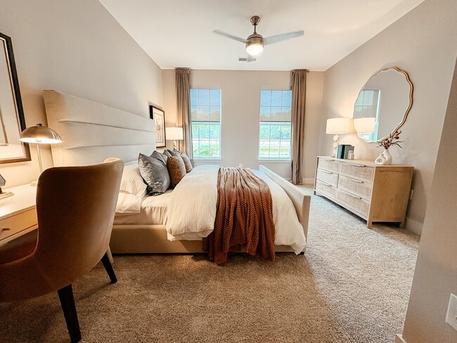 Dormitorio moderno - Woods of West Carmel
