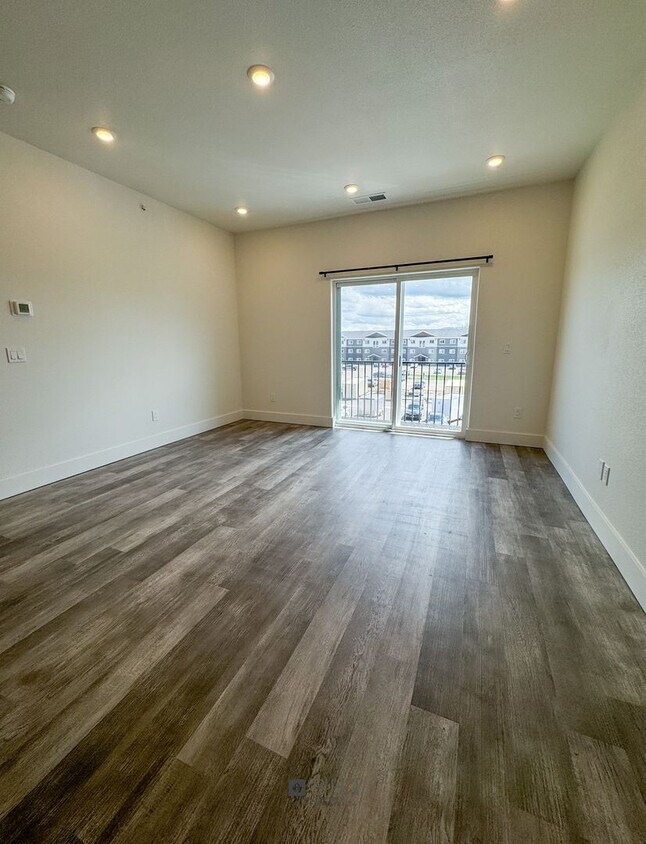 Foto principal - BRAND NEW Pet Friendly 1 bed/ 1 bath apart...