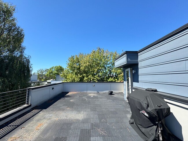Building Photo - Beautiful 3b2b Townhome in the Heart of Ba...