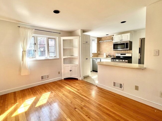 Building Photo - 92 Duff St