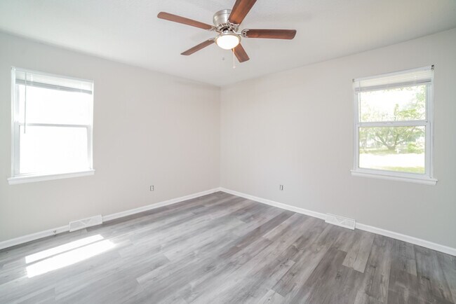 Foto del edificio - 317 NE Lakeview Dr
