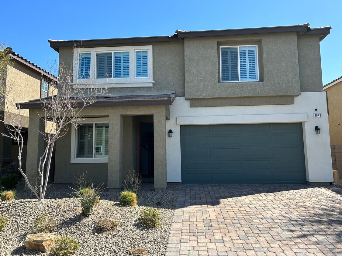 Foto principal - Beautiful 2 story 5 bedroom home