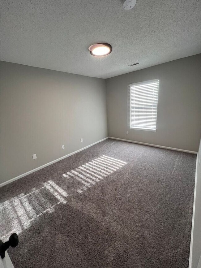 Building Photo - NEWLY REMODELED 4 BED 2 BATH HALF OFF 1ST ...